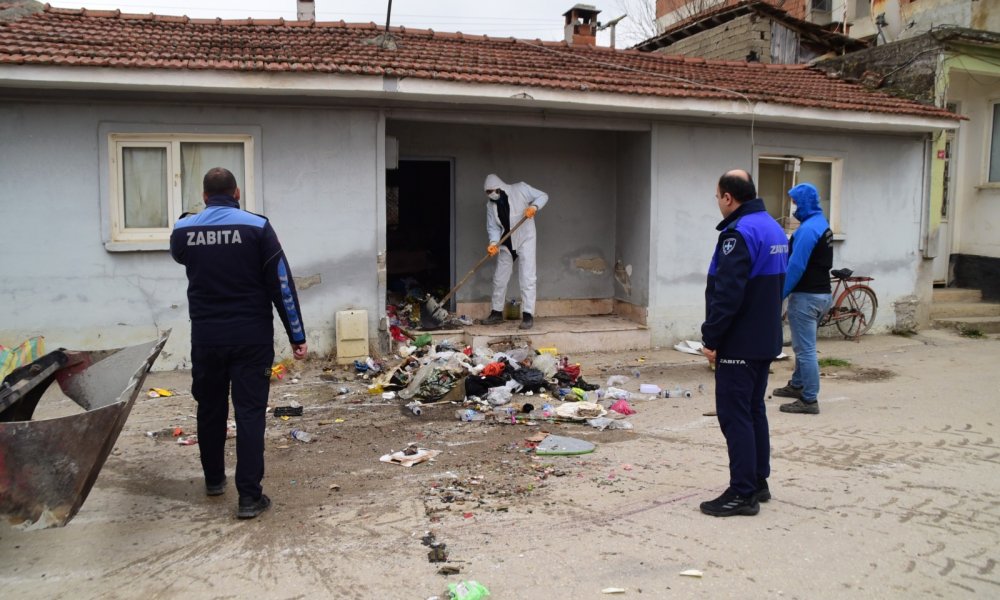 ÇÖP EV TEMİZLENDİ YENİ MAHALLE NEFES ALDI